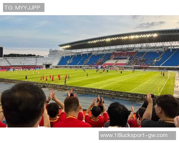 海港外援庆祝中超三连冠激情舞动更衣室尽显喜悦气氛